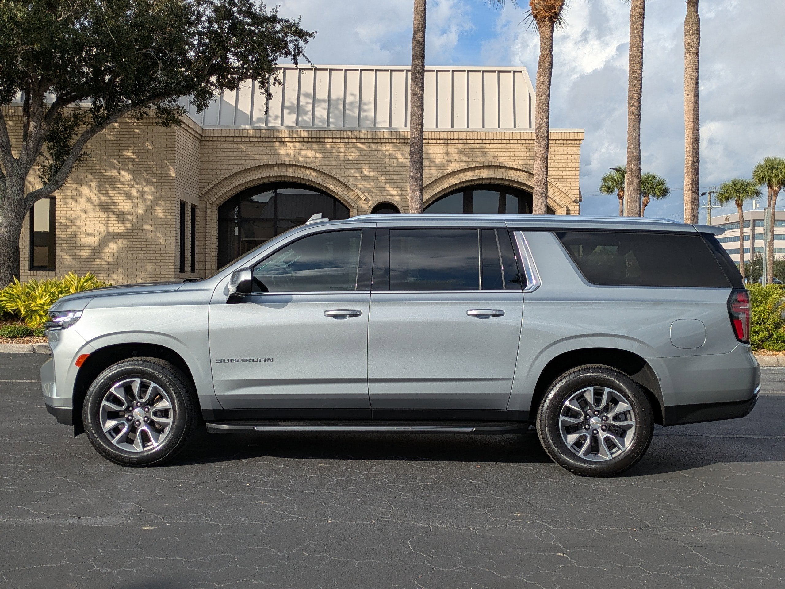 2024 Chevrolet Suburban LT