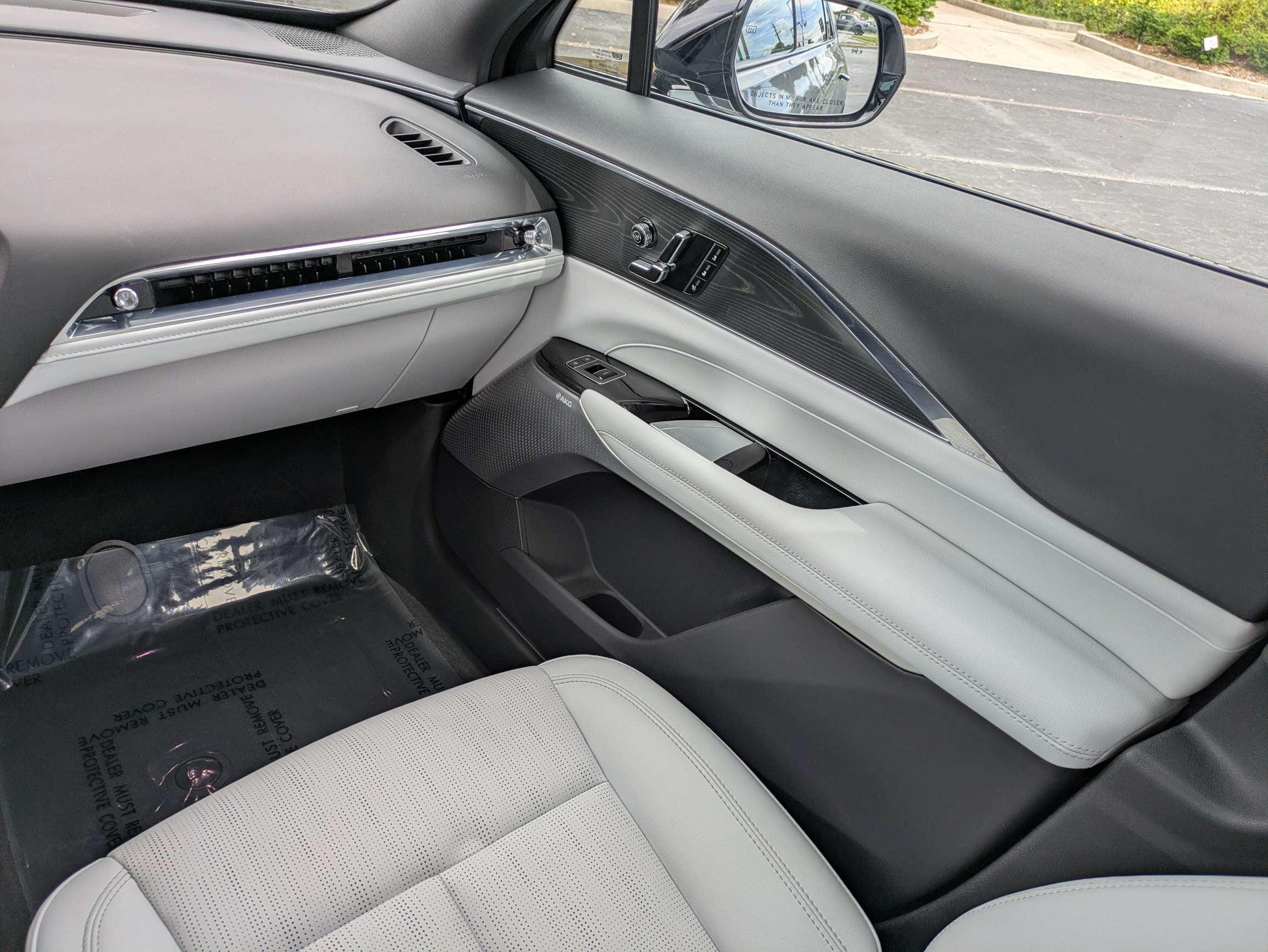 2024 Cadillac LYRIQ Luxury 2