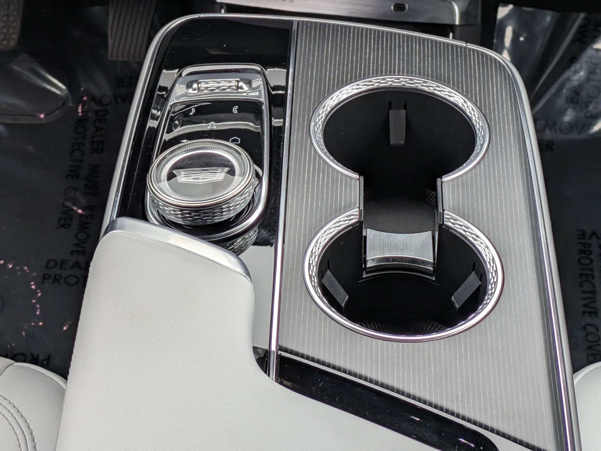 2024 Cadillac LYRIQ Luxury 2