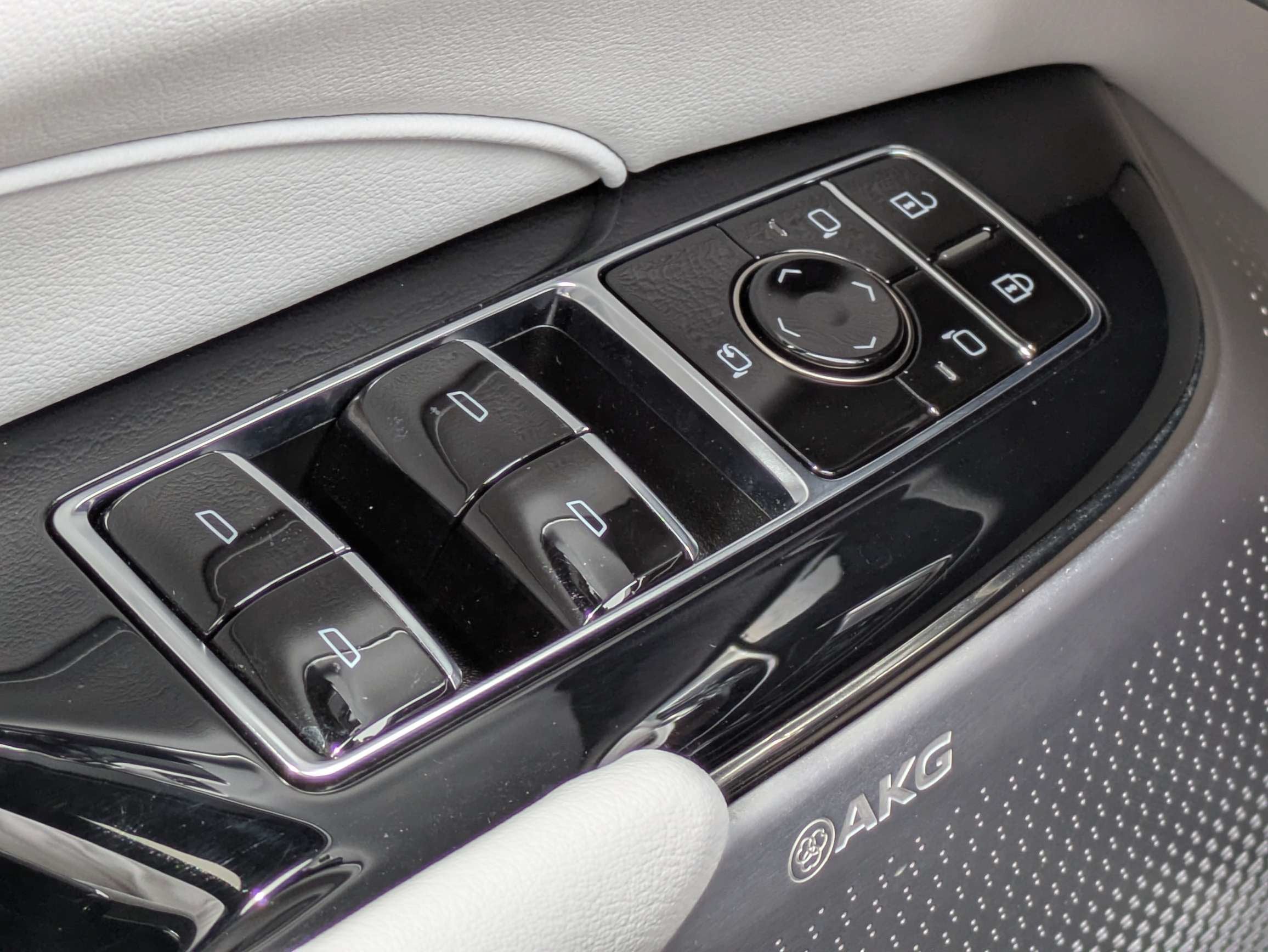 2024 Cadillac LYRIQ Luxury 2