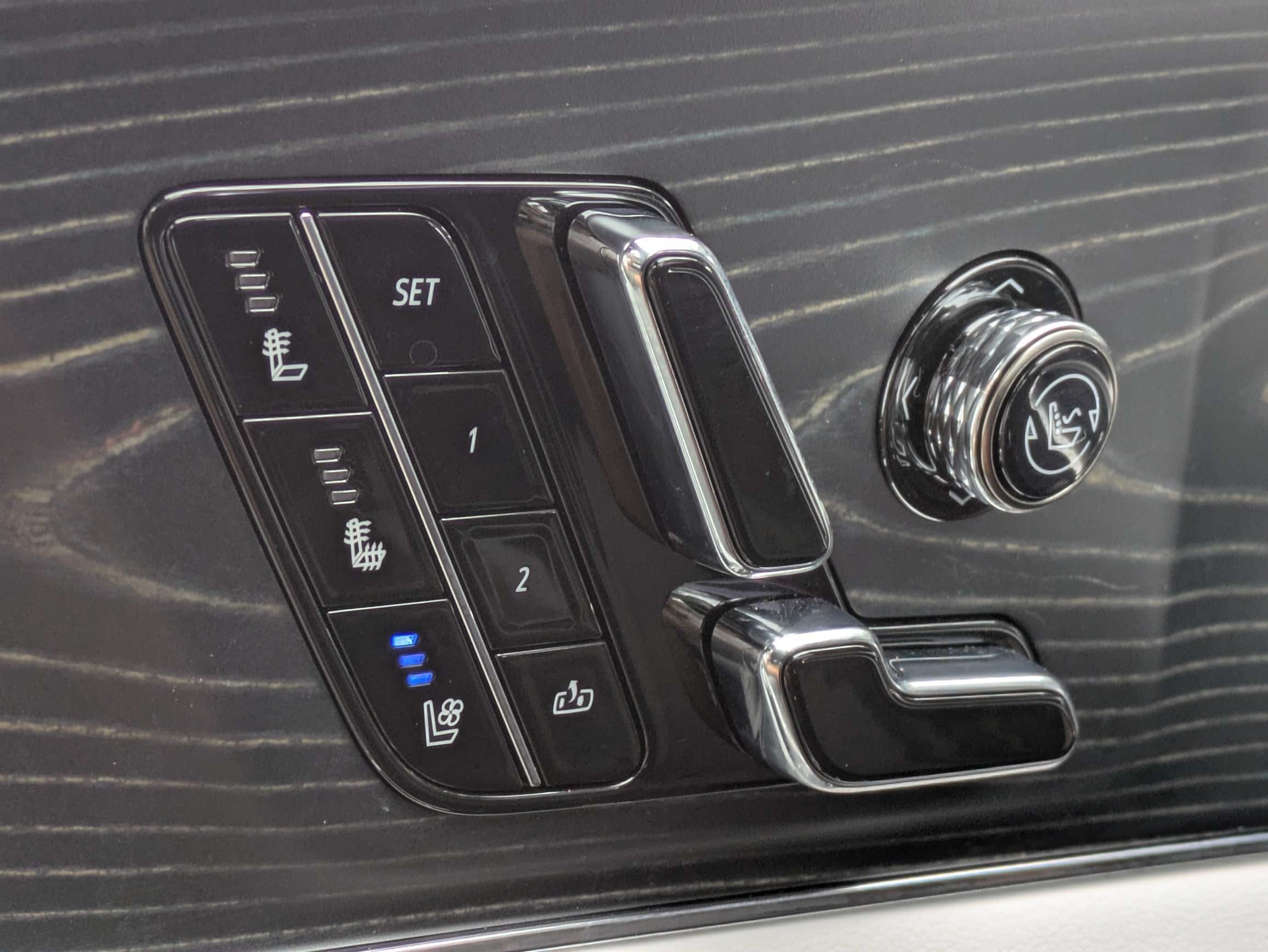 2024 Cadillac LYRIQ Luxury 2
