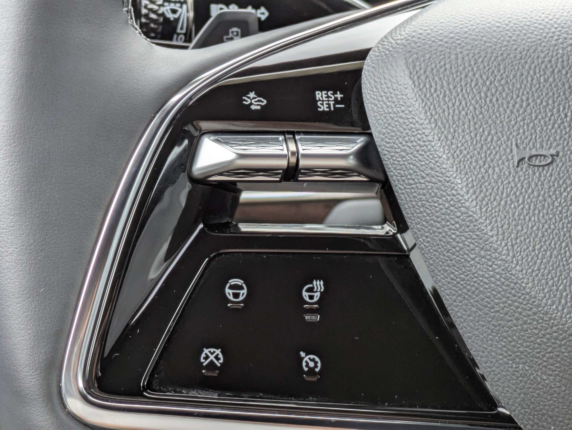 2024 Cadillac LYRIQ Luxury 2