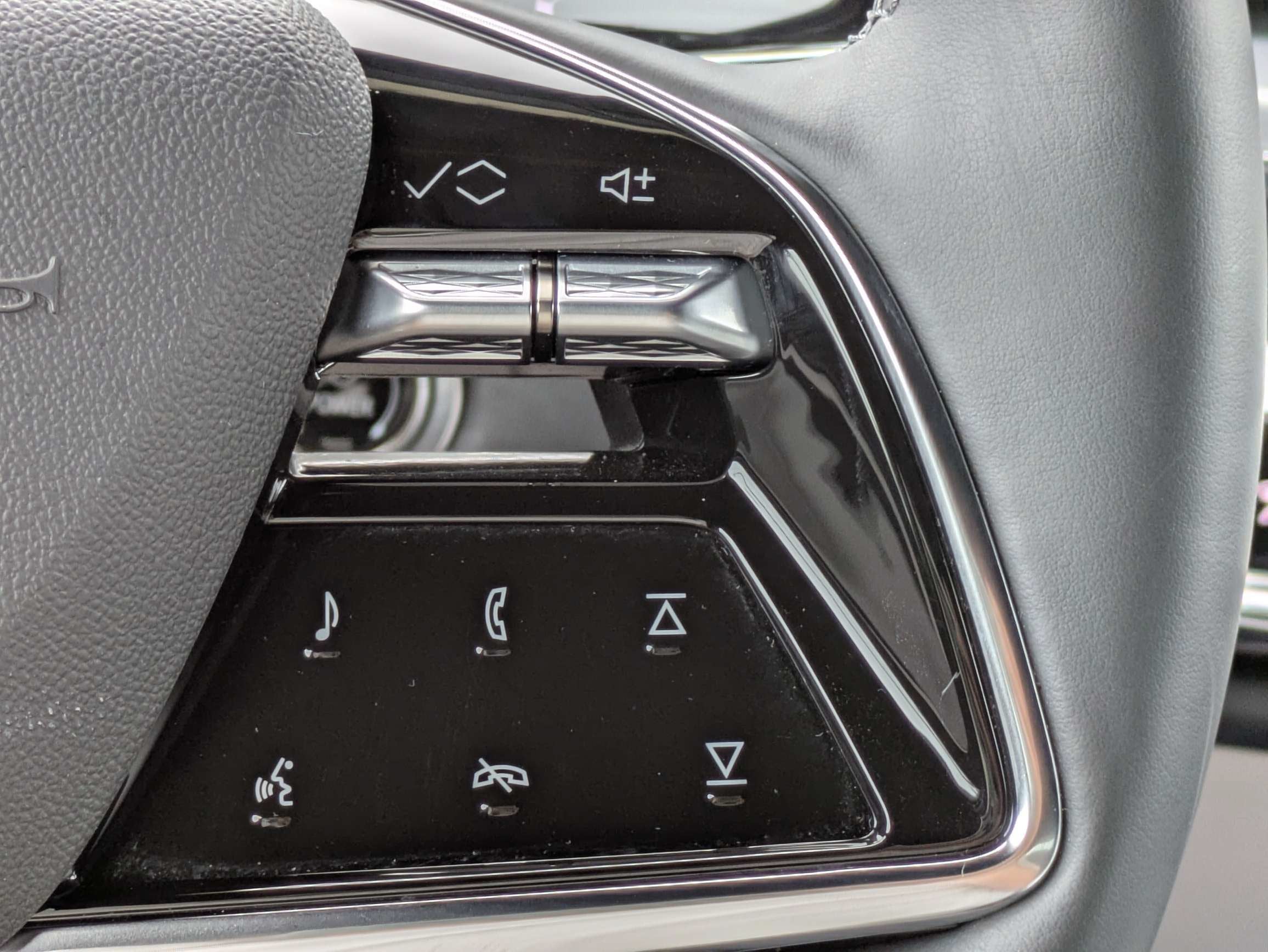2024 Cadillac LYRIQ Luxury 2