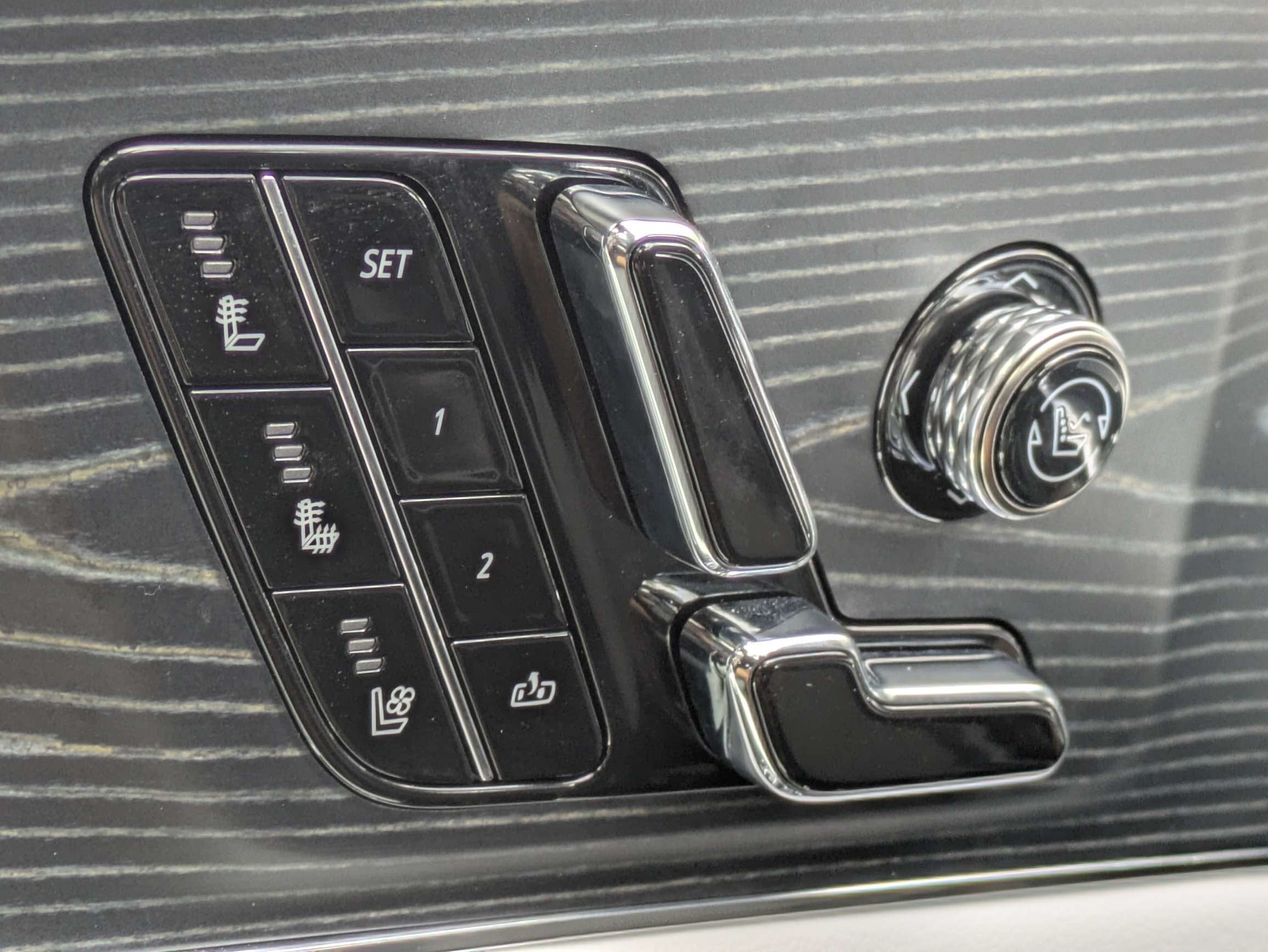 2024 Cadillac LYRIQ Luxury 2