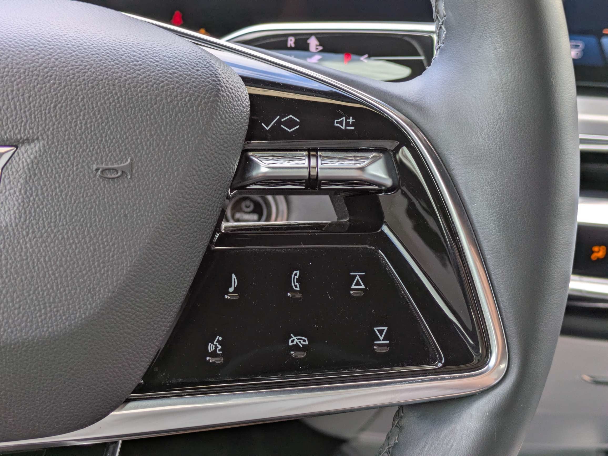 2024 Cadillac LYRIQ Luxury 2